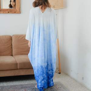 Abaya kaftan décontractée de haute qualité avec imprimé bleu artistique mode intemporelle pour les femmes à la recherche de confort et de grâce - Product Image 2