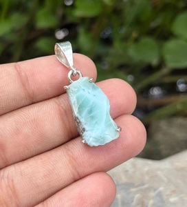 Colgante de Larimar en Bruto, Plata de Ley 925, Hecho a Mano, Minimalista, Azul, Religioso, Personalizado, Regalo Perfecto para Navidad - Product Image 3