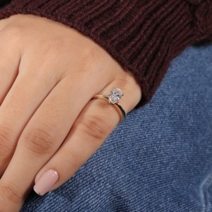 แหวนหมั้นทองคำ14K สีเหลืองทองขนาด7.5มม. รูปไข่ตัดหลักด้วยเพชร1.100Ct และแหวนเพชรโมอิสซาไนต์แฟชั่น - Product Image 4