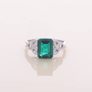 Anillo Solitario con Piedra Verde Corte Esmeralda Certificada por IGI en Oro Blanco/Rosa y Amarillo de 14K con Tallo de Nudo Celta - Product Image 1