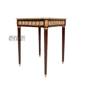 โต๊ะข้างทรงสี่เหลี่ยมหรูหรา พร้อมลวดลายเรขาคณิตประณีต ตกแต่งด้วยเหรียญพอร์ซเลนเพ้นท์มือ และของตกแต่งทองเหลืองสไตล์พระราชวัง - Product Image 5