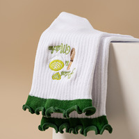 Chaussettes de Pilates mignonnes à volants avec broderie Matcha Addict, antidérapantes, pour femmes, vente en gros personnalisée