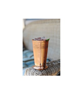 Grandes vasos de cobre para julepe diseñados para porciones generosas de bebida, ideales para compartir cócteles durante reuniones informales. - Product Image 5