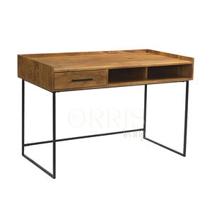 Bureau de travail en bois élégant avec pieds en métal, table contemporaine, poste de travail - Product Image 1