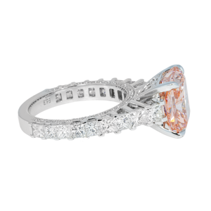 Anillo de Compromiso de Platino para Mujer con Diamante Sintético Rosa Intenso Corte Princesa, Piedras Laterales de Diamante Blanco, Certificado IGI - Product Image 3