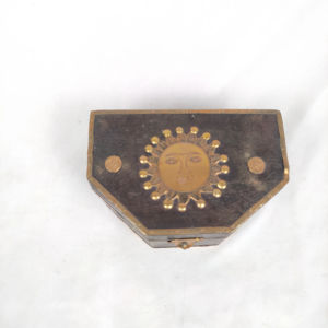 Boîte en bois avec incrustations en laiton, boîte de rangement en bois décorative artisanale avec des détails en laiton complexes, boîtes à souvenirs de style vintage en vente - Product Image 1