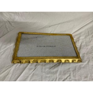 Último patrón de llegada, bandeja de servicio de forma redonda de mármol blanco con bordes chapados en oro y asas de diseñador de flores al precio más bajo - Product Image 3