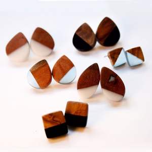 STRIKING WOODEN STRIKING WARMTH DANGLES Feuille d'or Noir Blanc Résine Boucles d'oreilles en forme de coeur Carré Rond Géométrique Résine en bois - Product Image 5