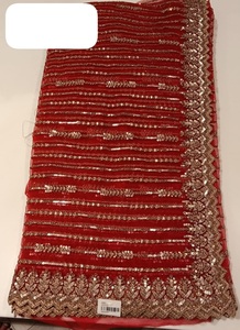 Saree élégant de travail de broderie de Georgette de tissu fluide léger avec des détails complexes de fil pour la fête et les vêtements de fête - Product Image 3