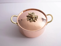 Ensemble de casseroles classiques en cuivre martelé avec des boutons de couvercle en acier inoxydable ornés pour le service en cuisine et la présentation de buffet
