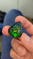Opale verte naturelle cabochon avec jeu de couleurs et remplissage de fractures. Haute qualité 11,67 carats. Opale de classe mondiale pour la fabrication de bijoux Mehrajudin