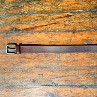 Cinturón Casual de Cuero de Búfalo Perforado Estilo Vintage Resistente con Hebilla Cuadrada de 40 mm en Latón Macizo con Acabado en Color Gris Metálico, Unisex