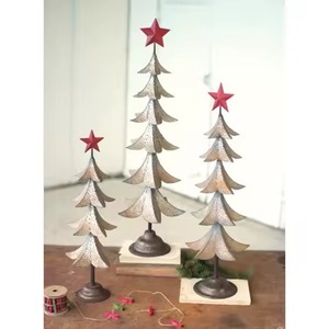 Sapin de Noël en métal avec étoile rouge sur le dessus, décoration de table rustique faite à la main, décoration de vacances vintage, ornement d'arbre en fer - Product Image 1