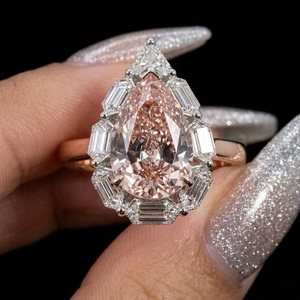 แหวนเพชรแล็บทรงลูกแพร์สีชมพูแฟนซี 18K โรสโกลด์ ประดับเพชรด้านข้าง น้ำหนัก 2.00 กะรัต เกรด F VVS2 รับรองโดย IGI จาก LILABA ENTERPRISE สำหรับทั้งชายและหญิง - Product Image 3
