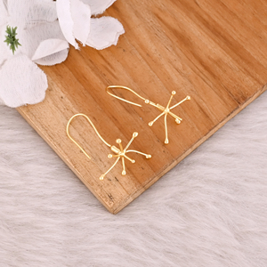 Pendientes colgantes de latón chapados en oro amarillo de diseñador hechos a mano, joyería de moda para bodas y ocasiones especiales - Product Image 3