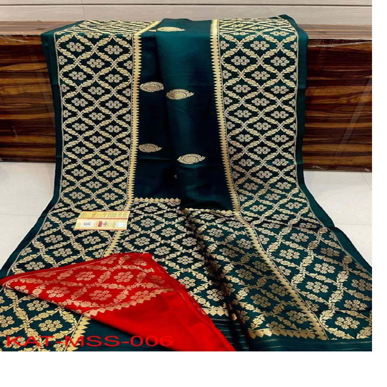 Custom made brocado seda sarees disponíveis na cor preta com boa impressão ideal para revenda por lojas de tecido