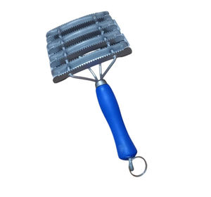 Brosse de toilettage pour chevaux permettant un démêlage efficace des cheveux, combinée à des outils de toilettage essentiels et à des instruments vétérinaires - Product Image 1