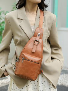 Bolso de Pecho Minimalista de Cuero Genuino con Cierre de Cremallera, Correa Ajustable y Diseño Antirrobo para Uso Diario - Product Image 6