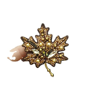 Broche d'arbre de Noël de broderie de perles de rocaille personnalisée à la main Broche perlée au design unique Cadeau de fête avec par glowin fashion - Product Image 3