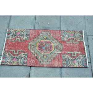 พรมตุรกีโบราณขนาดเล็ก 1.4x2.8 ฟุต สีแดงน้ำเงินลายดอกไม้ ทำจากขนสัตว์ - Product Image 3