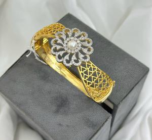 Brazalete Abrible de Lujo con Acabado Dorado y Circonitas Cúbicas de Primera Calidad para Bodas y Compromisos, Colección para Fiestas, para Mujer - Product Image 1