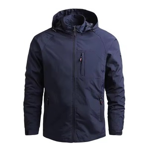 Veste coupe-vent en toile respirante légère pour hommes manteau imperméable pour les sports d'hiver pour la randonnée et le camping logo avant - Product Image 1