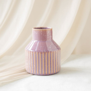 Elegante jarrón corto con cuerpo acanalado con rayas claras alternas y un esmalte púrpura moteado a precios al por mayor - Product Image 1