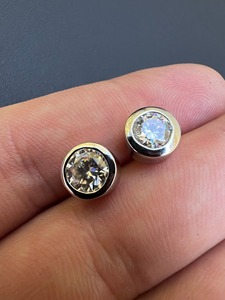 Pendientes de Botón con Bisel de Diamantes de Moissanita Redondos de Estilo Moderno con Baño de Oro y Plata 925 para Mujeres de Lujo - Product Image 3