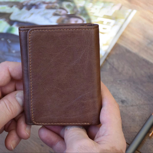 กระเป๋าสตางค์หนังแท้พับสามทบสไตล์วินเทจสำหรับผู้ชายกระเป๋าหนังวัวแนวขวางทำด้วยมือยี่ห้อ Crazy Horse LTW-0109 - Product Image 1