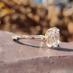 Anillo de compromiso solitario flotante de oro sólido de 10kt para mujer Moissanite de corte ovalado con estilo clásico para boda y fiesta - Product Image 4