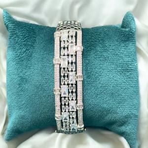 Pulsera moderna de tono plateado que se puede abrir para mujer, elegante pulsera de moda con piedras CZ para ropa de fiesta para mujeres y niñas - Product Image 1