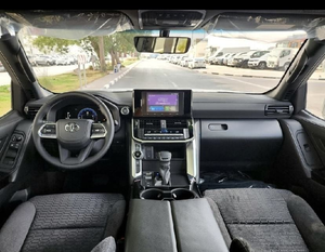 Nuevo Land Cruiser LC300 GXR 2025 con opciones 3.5-MID: techo solar, combustible gasolina, transmisión automática, 4x4, volante a la derecha - Product Image 6