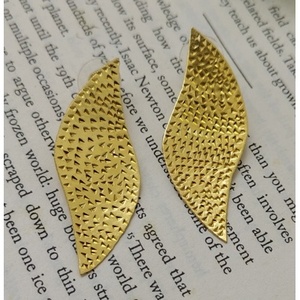 Boucles d'oreilles Huggie en laiton faites à la main, plaquées or, design vintage avec pendentif, pour mariages et soirées, avec accents de perles et de diamants - Product Image 5