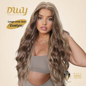 Perruque synthétique longue ondulée sans colle Evelyn-DWY 136 avec raie libre et dentelle transparente - Product Image 1