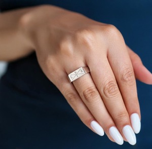 แหวนตราเริ่มต้น8x15มม. แหวนคู่แบบสั่งทำแหวนเงินแท้สำหรับผู้หญิง - Product Image 1