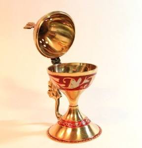 Quemador de incienso de latón dorado de diseño grabado con Cruz en la parte superior para el hogar y el uso decorativo religioso Quemador de incienso de latón - Product Image 4