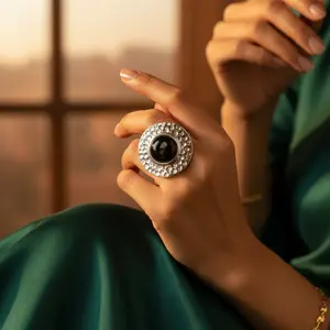 Anillo llamativo de plata martillada con ónice para mujer, incrustaciones de acero inoxidable con baño de oro, diseño de anillo sencillo, moderno y a la moda. - Product Image 3