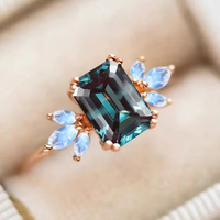 Anillo de Piedra Simulada Alex Moonstone con Corte Esmeralda, Engaste de Puntas, Talla Personalizada, Diseño Único, Sólido y Fino, para Boda Romántica o Fiesta