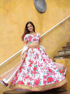 Conjunto de Lehenga Choli de Seda con Estampado Floral Blanco, Blusa Bordada con Estampados Digitales Vibrantes, Elegante Dupatta de Tela para Fiestas, Estilo Bollywood - Product Image 2