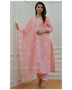 Completo elegante in cotone di alta qualità con bellissimo segno di lavoro in filo Chikankari splendidamente ricamato Dupatta