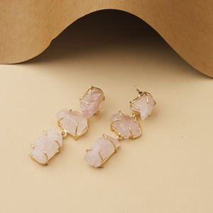 Boucles d'oreilles pendantes de luxe en quartz rose brut naturel, plaquées or, en laiton, avec pierres en cascade, cadeau de fiançailles, d'anniversaire, de fête - Product Image 1