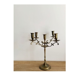 Candélabre en métal luxueux avec des détails intemporels, conçu pour les mariages, les fêtes, la décoration intérieure et les présentations de bougies charmantes - Product Image 1