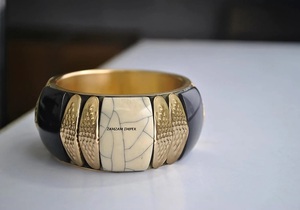 Bracelet artisanal en résine et laiton avec incrustation en laiton Bijoux de déclaration audacieux légers de 25mm pour la mode et les vêtements décontractés - Product Image 3