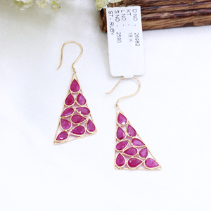 Acheter Boucles d'oreilles en forme de triangle en or jaune 18 carats avec pierre précieuse rubis naturel fabriqué à la main grossiste de bijoux - Product Image 1