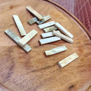 Ensemble de noix et de selle en corne de buffle naturelle |   Pièces de guitare haute densité pour guitares acoustiques et classiques - Product Image 1