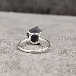 แหวนเงินแท้ 925 ประดับพลอยแทนซาไนต์ธรรมชาติ ปรับขนาดได้ สำหรับผู้หญิง  แหวนแบบหนามเตย  หินดิบ  ของขวัญวันเกิดเดือนธันวาคม - Product Image 5