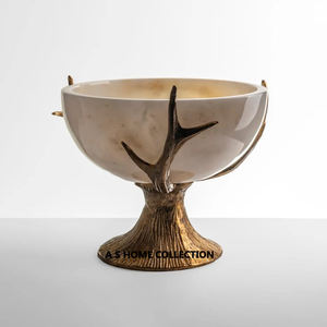 Cuenco de servicio moderno de estilo árabe blanco con mango lateral frondoso, forma redonda de metal en eventos formales y cenas festivas - Product Image 2