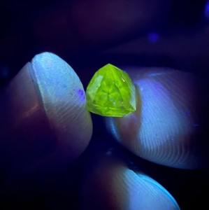 Diamante Natural de Corte Brillante Modificado en Forma de Escudo, Color Gris Oscuro Fantasía, 3.44CT - Product Image 2