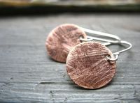 Bague d'oreille en cuivre fini oxydé avec des motifs traditionnels fabriqués à la main pour les femmes qui apprécient les bijoux artisanaux