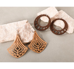 Boucles d'oreilles en bois-Bijoux en bois faits à la main, Boucles d'oreilles pendantes de luxe pour femmes - Product Image 3